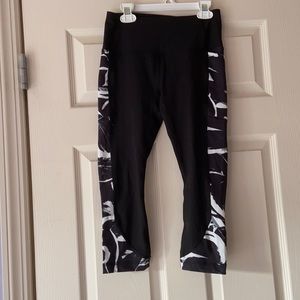 Black Pattern Capri Leggings